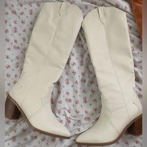 Billini boots off white